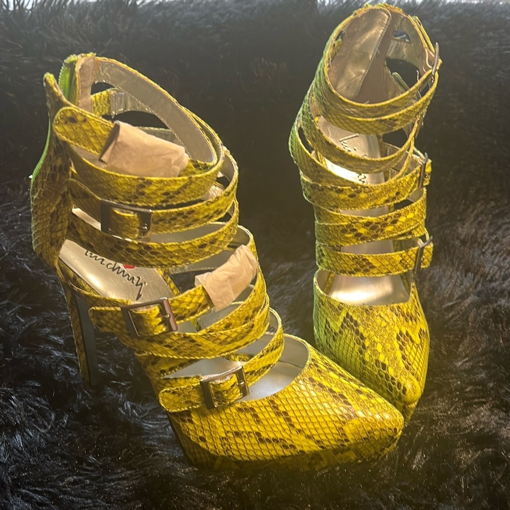 Heels Apricot Green snake design … 5 in Heels NEW